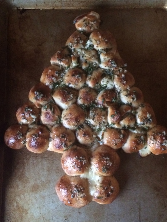 Cheesy pull apart christmas tree bread